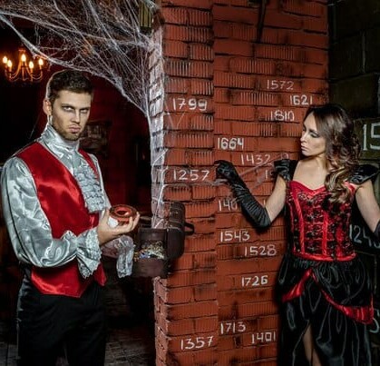 Граф Дракула. По легенде вы становитесь последними потомками Ван Хельсинга, отважного истребителя вампиров. К вам за помощью обращается Тайный Орден Света для свершения Великой миссии — уничтожения последнего вампира. Для этого вам придется пробраться...