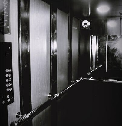 Главное изображение для квеста Шерлок. Ловушка в лифте