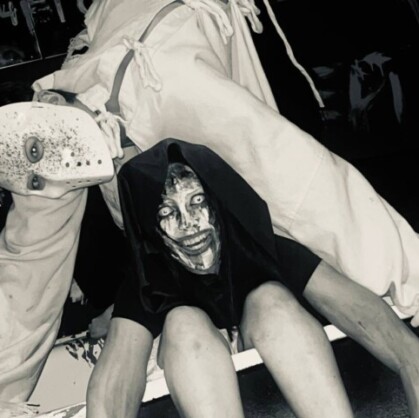 Темнота зовет. Добро пожаловать на квест «Темнота зовет» в городе Ставрополь, где каждый уголок таит в себе опасность. Ваше спасение – в тишине. Каждый неосторожный звук может выдать вас. Придется научиться сливаться с тенями.