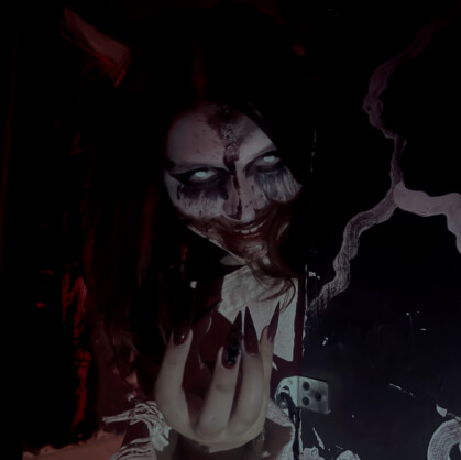 Темнота зовет. Добро пожаловать на квест «Темнота зовет» в городе Ставрополь, где каждый уголок таит в себе опасность. Ваше спасение – в тишине. Каждый неосторожный звук может выдать вас. Придется научиться сливаться с тенями.