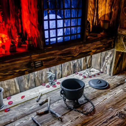 Дом в конце улицы. Добро пожаловать на квест «Дом в конце улицы» в городе Тюмень! Приготовьтесь к погружению в мир, где реальность переплетается с жуткими легендами, а каждый шорох может оказаться предвестником чего-то ужасного. Вам предстоит...