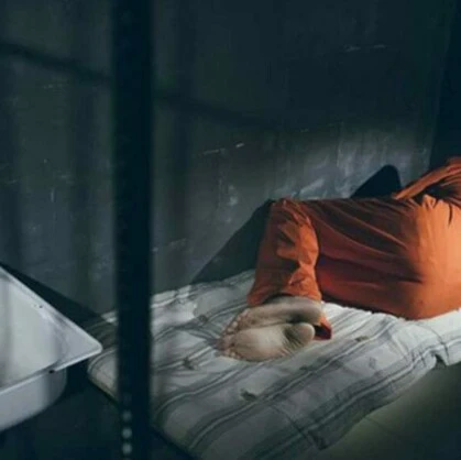 Побег. Легенда квеста:  Вы сидите в соседней камере с известным преступником, гением-инженером, с которым вы сдружились. Он рассказывает вам как долгие годы планировал свой побег и предлагает вам бежать вместе. Он все продумал,...