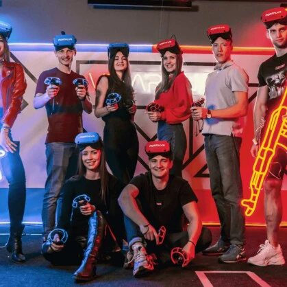 VR Arena. Квест «VR Arena» в городе Челябинск — шутер от первого лица с комбинацией свободного передвижения и виртуальной реальности, без ограничений проводами. Предлагаем почувствовать реальность виртуальных командных сражений! VR Arena — командные...
