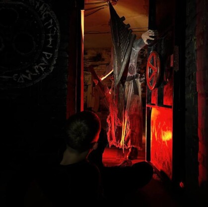 Silent Hill. Квест-перформанс «Silent Hill» в Волгограде предлагает игрокам окунуться в атмосферу мистического города Сайлент Хилл. Вас ждут: детально проработанная игровая площадка, сценические и звуковые спецэффекты, более 7 персонажей и смесь жанров (мистика, хоррор,...