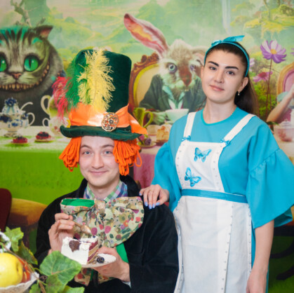 Безумный шляпник. Добро пожаловать на квест «Безумный шляпник» в городе Волгоград, где каждый поворот – это загадка! Ваша миссия проста, но очень важна: помочь Алисе найти дорогу домой. Она заблудилась в этом волшебном королевстве,...