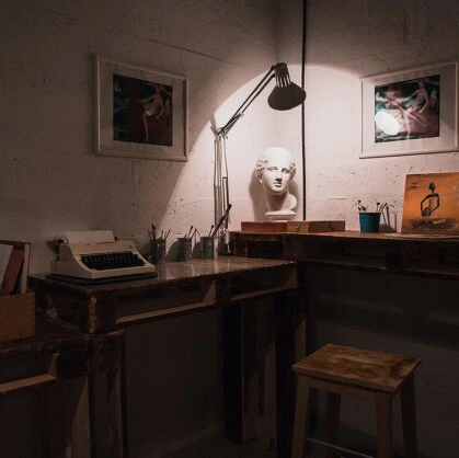 Руками не трогать. Легенда квеста: Вот незадача — дверь в основную мастерскую реставратора уже заперта, а здесь, в маленькой проходной, столько деталей, которые как будто намекают, что ключ где-то рядом. За решетчатой перегородкой играет ретро-радио,...