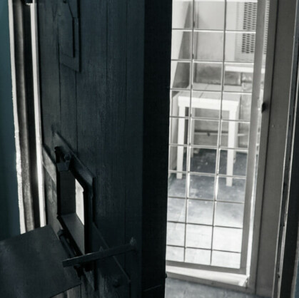 Заключение. Легенда квеста:  Это камера тюрьмы, в которой царил один из самых жёстких режимов в системе исправительных учреждений. За все время, покуда она существовала, ни одного варианта успешного побега тут не...