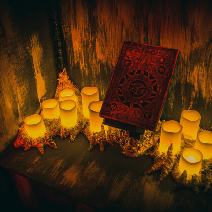 Обитель. Легенда квеста: В этой комнате происходят непонятные вещи. И лучше бы Вам убраться оттуда как можно быстрее. У Вас будет 60 минут чтобы разобраться с происходящим иначе случится очень плохое…...