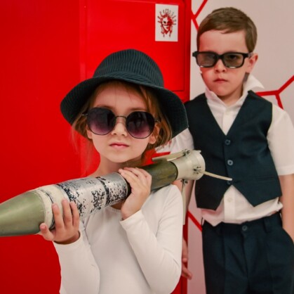 Дети Шпионов. Добро пожаловать на квест «Дети Шпионов» в городе Красноярск — захватывающее шпионское приключение, где ваш ум и логика станут вашим главным оружием! Игрокам предстоит работать в команде, делиться идеями, помогать друг другу...