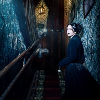 Тайна дома мисс Перегрин. Добро пожаловать на квест «Тайна дома мисс Перегрин» в городе Томск — место, где вы окажитесь в другом времени, а реальность переплетется с фантазией. Игрокам предстоит разобраться в хитросплетениях временных линий, чтобы...