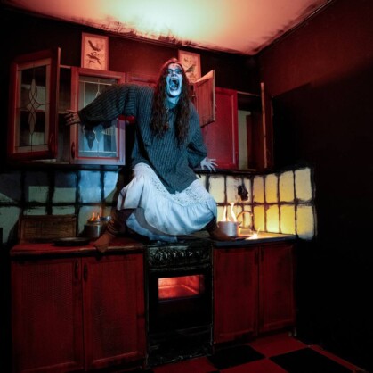 Присутствие. Добро пожаловать на квест «Присутствие» в городе Томск! Вас ждет место, где реальность переплетается с кошмаром, где каждый угол таит в себе опасность, а каждый звук может стать предвестником ужаса. Вы слышали...