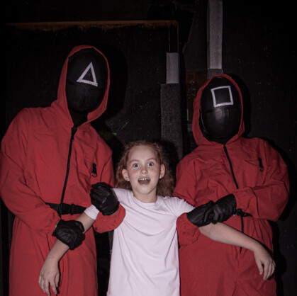 Прятки. Игра в кальмара. Готовы испытать свою удачу, смекалку и выдержку? Тогда добро пожаловать на квест «Прятки. Игра в кальмара» в городе Новосибирск! Погрузитесь в атмосферу напряжения и неизвестности, где каждый шаг требует осторожности, а каждый...