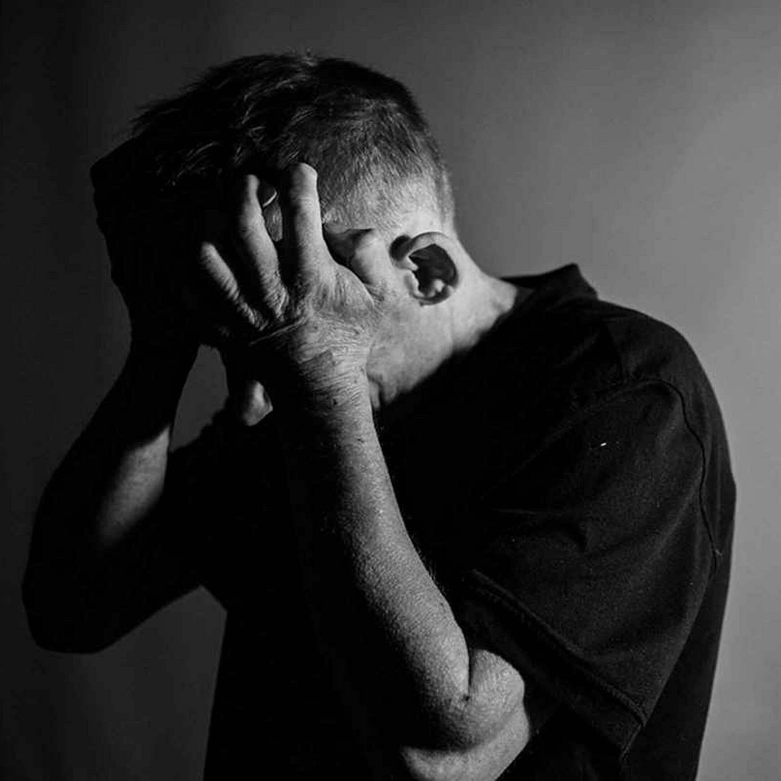 Психологические расстройства. Как назвать человека который страдает. Отчаявшийся человек. Страдающий человек. Депрессивный человек.