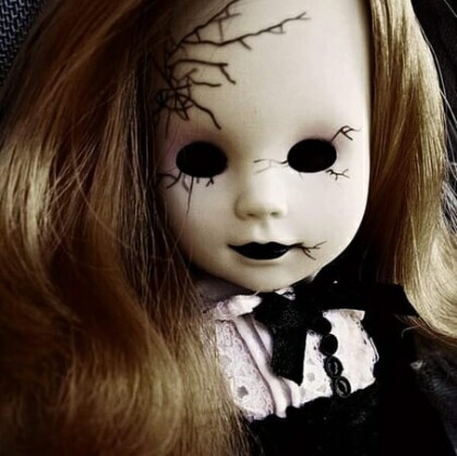 Дом кукол. Сюжет квеста:  Новейшая квест комната «Дом Кукол» от создателей перфоманса «Амнезия» !!! Каждый уважающий себя квестоман, который знает уровень квест комнаты «Амнезия» должен посетить новый квест «Дом Кукол» Возрастное ограничение: 12+...