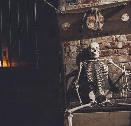 Замок святого ангела. Сюжет квеста:  Подземелье. Замок Сант Анжело — место, вызывающее ужас и священный трепет. Там встретили свой последний час тысячи невинных жертв Великой Инквизиции. Немногие знают, что вместо последнего желания каждый узник...