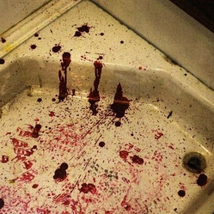 1408. Сюжет квеста:  Номер в отеле — место, где ты ведешь себя, как дома, но не забываешь, что ты в гостях. А потом расплачиваешься и уезжаешь. В этом номере будет не совсем так.