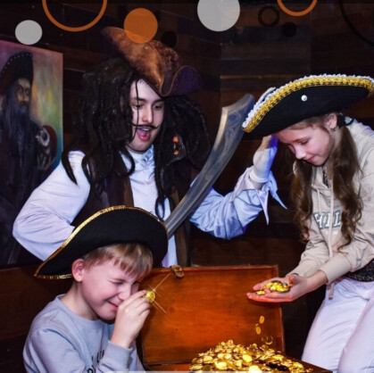 Корабль призрак. Добро пожаловать на квест «Корабль призрак» в городе Саратов! Вы и ваша команда ступите на палубу таинственного судна. Корабль полон тайн, которые ждут своих героев. Вам придется искать подсказки, решать головоломки и...