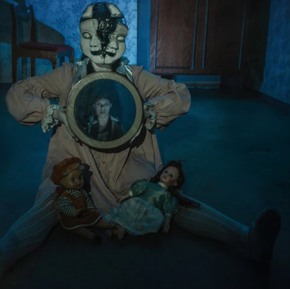 Кинотеатр кошмаров. Добро пожаловать на квест «Кинотеатр кошмаров» в городе Саратов — в мир, где ваши самые потаенные страхи оживут. Игроков ждут паранормальные явления и интерактивные спецэффекты, которые погрузят вас в атмосферу настоящего ужаса.