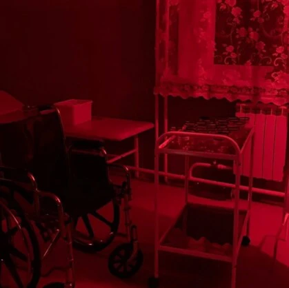 Эксперимент 2: другая сторона. Сюжет квеста: Один титулованный врач-психиатр открыл свою частную клинику, в которой ставил опыты на людях с целью создать вакцину от всемирного недуга – шизофрении. Пять пациентов палаты № 9 пытаются совершить ночной...
