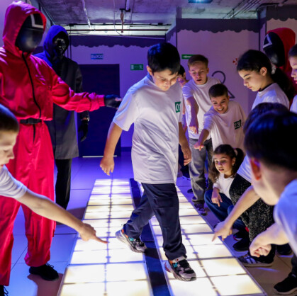 Игра в Кальмара (XKALMAR). Экшн-квест «Игра в Кальмара» впервые в городе Ростов-на-Дону полностью безопасен, адаптирован для детей от 6 лет, и в некоторых...