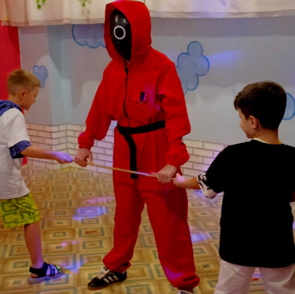 Игра в Кальмара. Добро пожаловать на квест «Игра в Кальмара» в городе Ростов-на-Дону — в  настоящее приключение, где каждый ребенок сможет почувствовать себя героем, пройти испытания и проверить свои силы. Ребятам предстоит решать головоломки, находить...