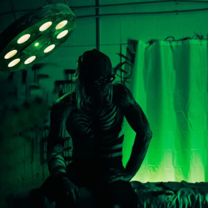 Outlast. Добро пожаловать на квест «Outlast» в городе Екатеринбург! Психиатрическая больница «Маунт-Мэссив» открывает свои двери, но выпускать вас она не...
