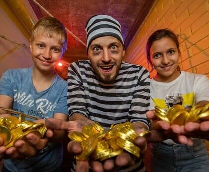 План Побег. Добро пожаловать на квест «План побег» в городе Казань — захватывающее приключение для детей до 12 лет! Под руководством аниматора маленькие участники отправятся на захватывающее путешествие, в котором им предстоит выполнить три...