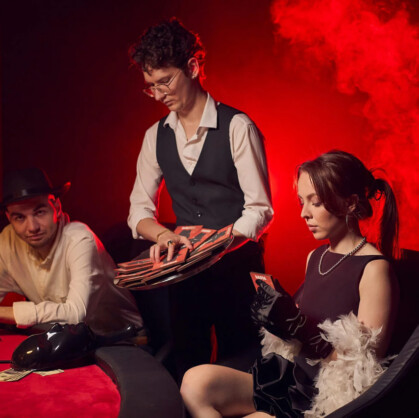 Мафия с падающими стульями. Добро пожаловать на квест «Мафия с падающими стульями» в городе Казань! Забудьте о привычных ролях. Здесь нет просто «мирных жителей» и «мафии». Каждый из вас – уникальный персонаж со своими мотивами, страхами...