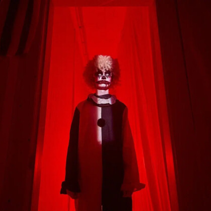 Цирк ужасов. Добро пожаловать на иммерсивный хоррор-квест «Цирк ужасов» в городе Казань, который перевернет ваше представление о страхе! Игроки окажутся в бродячем цирке, но это не просто цирк — это ловушка. Ловушка, из которой...